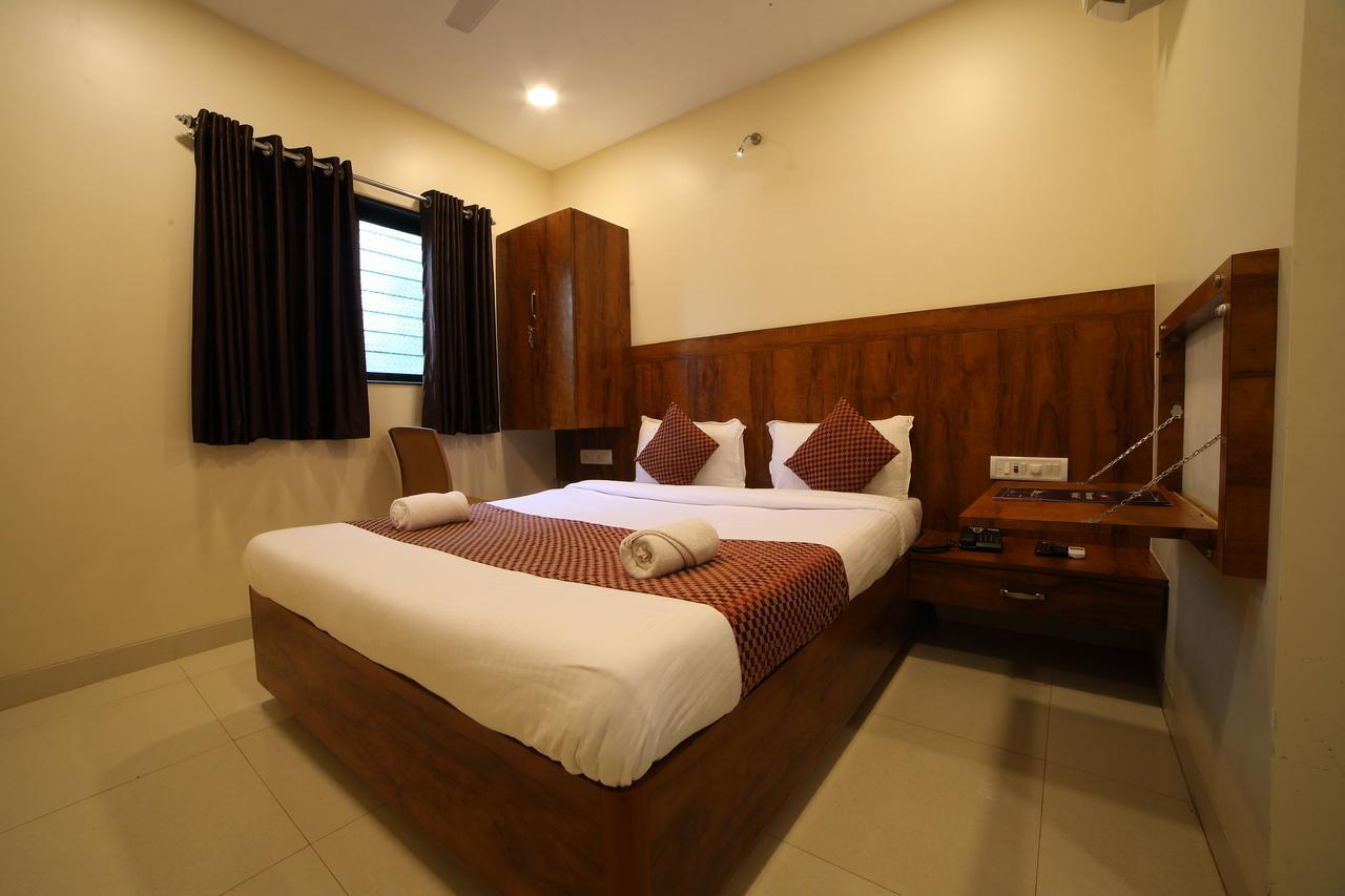 Oyo 8757 Prakash Inn Bombaim Exterior foto